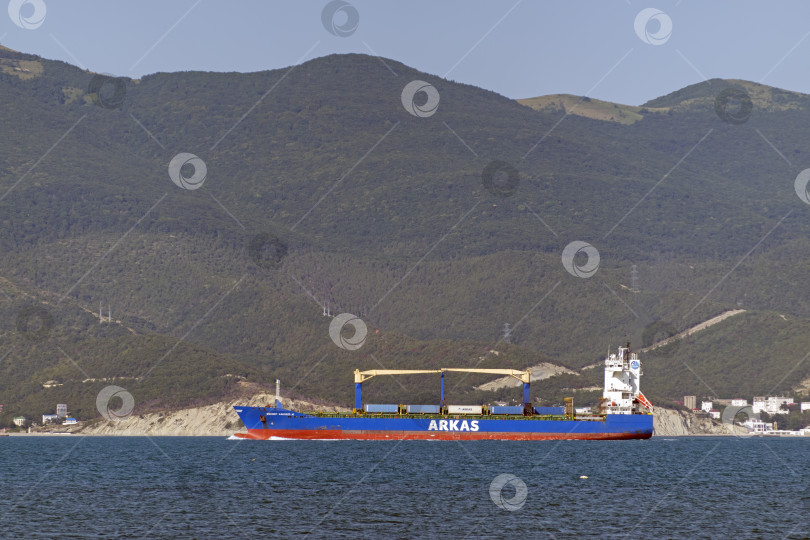 Скачать 24 августа 2025 года: Крупное грузовое судно заходит в порт Новороссийска, Россия, на Черном море, демонстрируя морской транспорт, промышленное судоходство и береговую инфраструктуру. фотосток Ozero