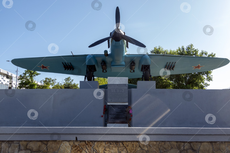 Скачать 22 августа 2025 года памятник самолету Ил-2 в Новороссийске, Россия, на побережье Черного моря. Общественный мемориал, посвященный советской штурмовой авиации и истории Второй мировой войны фотосток Ozero
