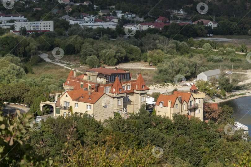 Скачать 28 июля 2025 года: Отель "Крылья" в поселке Абрау-Дюрсо, Россия, расположенный на фоне горного ландшафта, олицетворяет развитие туризма, курортную архитектуру и живописные окрестности. фотосток Ozero