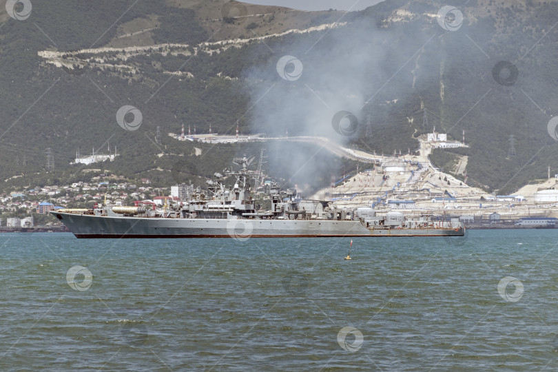 Скачать 20 августа 2022 года: Военный корабль, стоящий на якоре в Черном море, Россия, представляет военно-морское присутствие, безопасность на море и военную активность в открытых водах. фотосток Ozero
