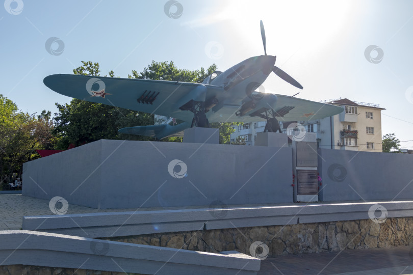 Скачать 22 августа 2025 года памятник самолету Ил-2 в Новороссийске, Россия, на побережье Черного моря. Общественный мемориал, посвященный советской штурмовой авиации и истории Второй мировой войны фотосток Ozero