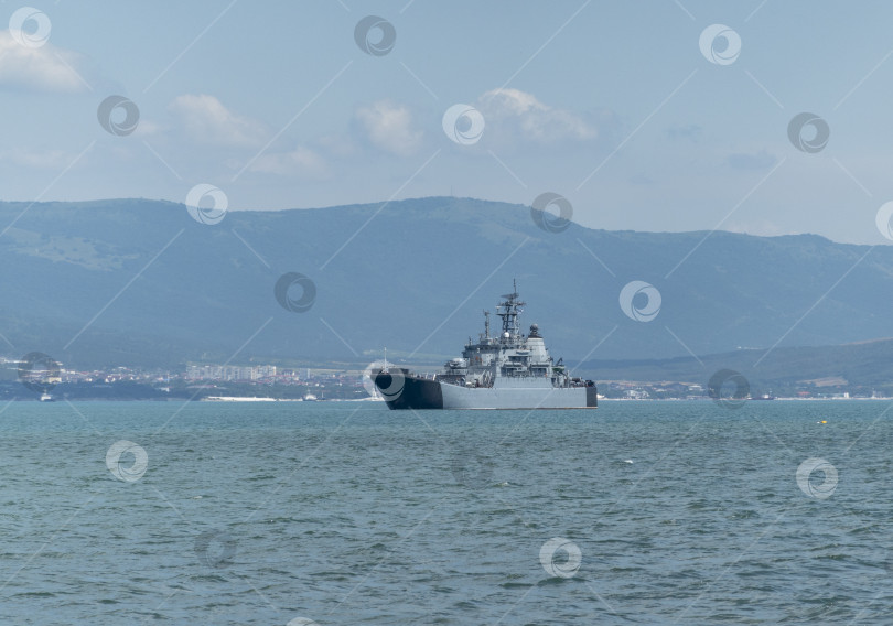 Скачать 20 августа 2022 года: Военный корабль, стоящий на якоре в Черном море, Россия, представляет военно-морское присутствие, безопасность на море и военную активность в открытых водах. фотосток Ozero