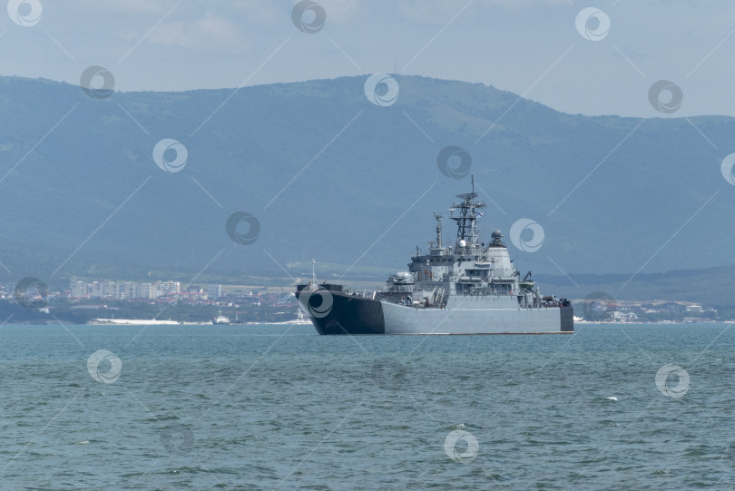 Скачать 20 августа 2022 года: Военный корабль, стоящий на якоре в Черном море, Россия, представляет военно-морское присутствие, безопасность на море и военную активность в открытых водах. фотосток Ozero
