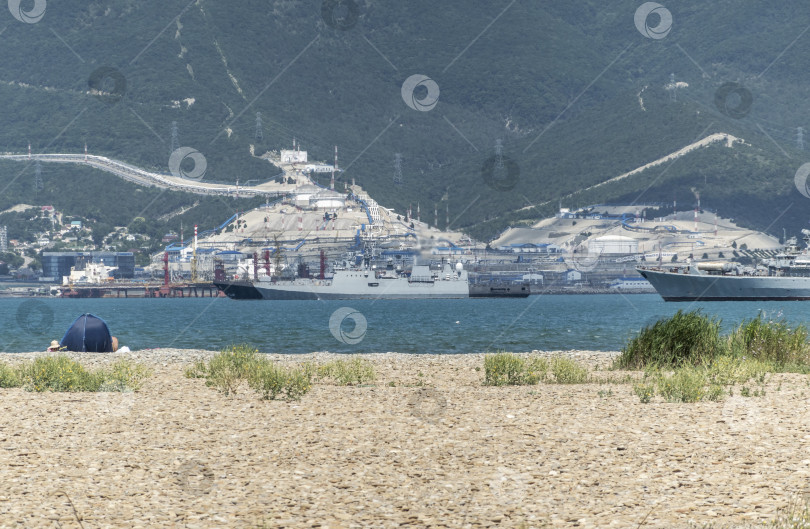 Скачать 20 августа 2022 года: Военный корабль, стоящий на якоре в Черном море, Россия, представляет военно-морское присутствие, безопасность на море и военную активность в открытых водах. фотосток Ozero
