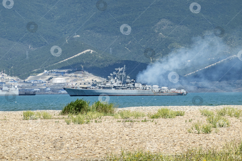 Скачать 20 августа 2022 года: Военный корабль, стоящий на якоре в Черном море, Россия, представляет военно-морское присутствие, безопасность на море и военную активность в открытых водах. фотосток Ozero