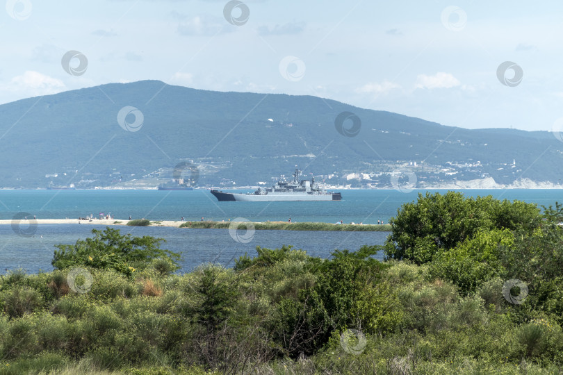 Скачать 20 августа 2022 года: Военный корабль, стоящий на якоре в Черном море, Россия, представляет военно-морское присутствие, безопасность на море и военную активность в открытых водах. фотосток Ozero