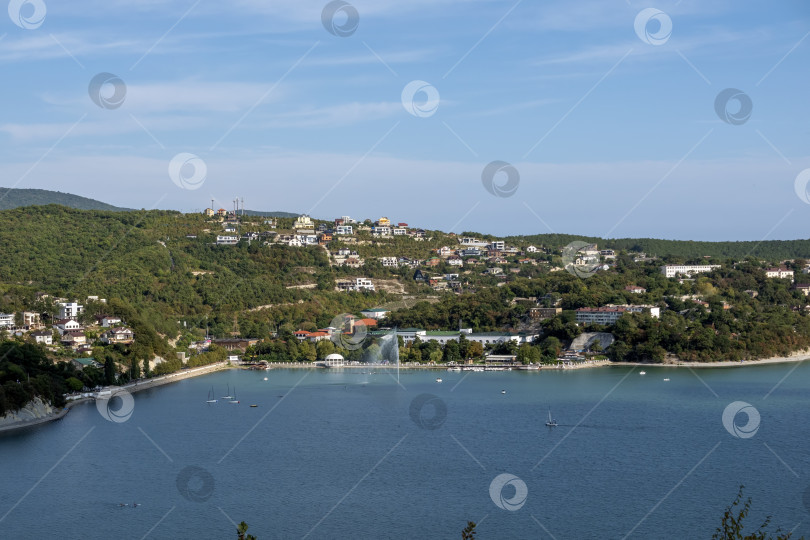 Скачать 19 августа 2025 года прогулка по озеру Абрау-Дюрсо со спокойной водой, зеленью и живописными окрестностями фотосток Ozero