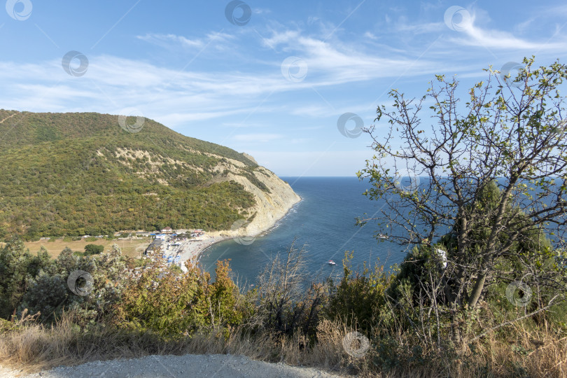 Скачать Живописный вид на пляж Дюрсо с чистым морем и горным пейзажем, демонстрирующий естественную береговую линию, летнюю атмосферу и умиротворяющую морскую обстановку на юге России. фотосток Ozero