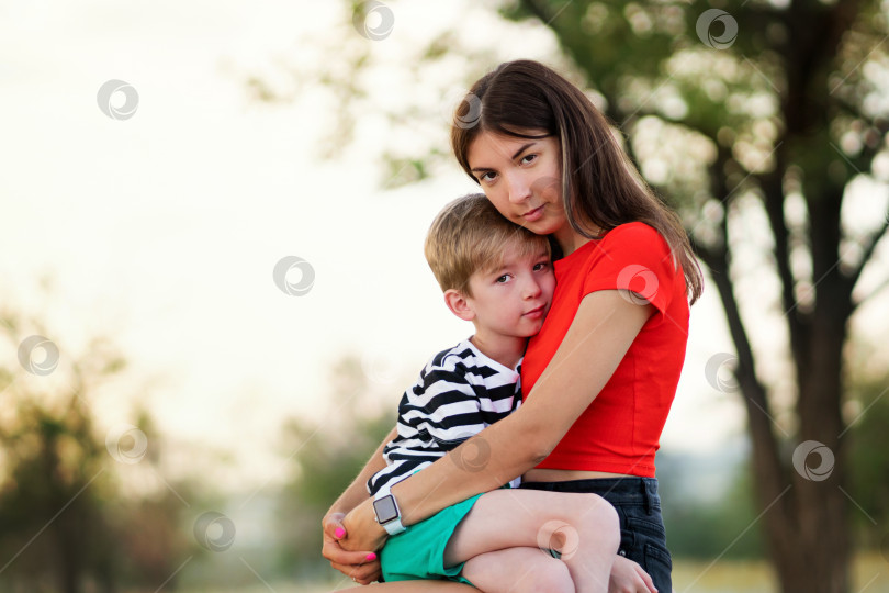 Скачать Ласковая мама с сыном на открытом воздухе фотосток Ozero