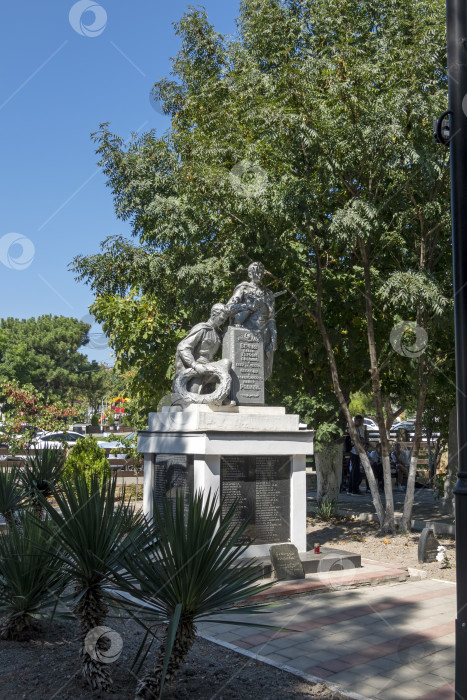 Скачать 24 августа 2025 года: Мемориал воинам Малой Земли в Мысхако, Россия, в честь солдат, сражавшихся во время Второй мировой войны, символизирующий память, историю и военное наследие. фотосток Ozero