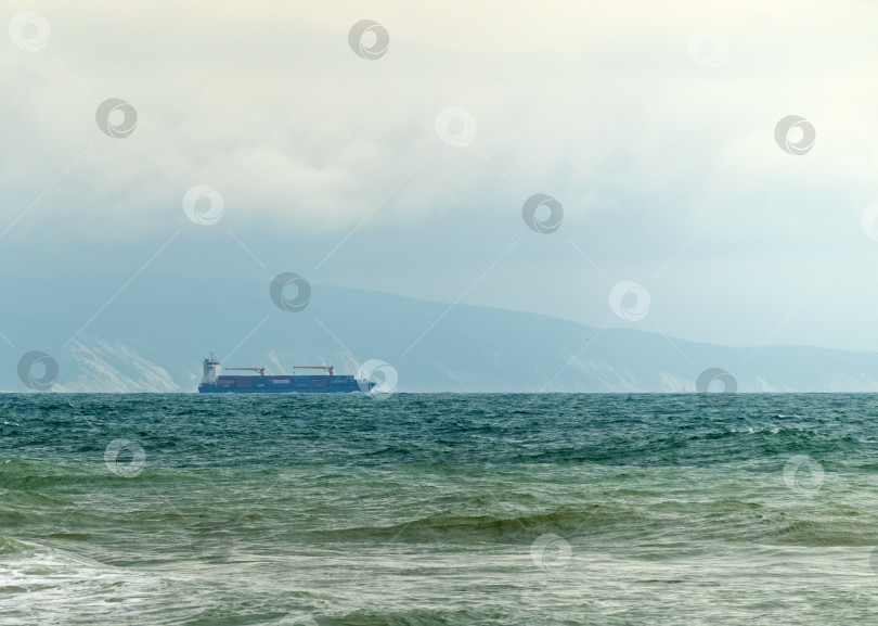 Скачать 24 августа 2025 года: Крупное грузовое судно заходит в порт Новороссийска, Россия, на Черном море, демонстрируя морской транспорт, промышленное судоходство и береговую инфраструктуру. фотосток Ozero