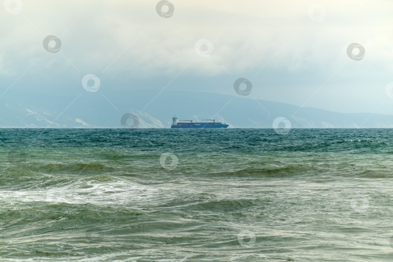 Скачать 24 августа 2025 года: Крупное грузовое судно заходит в порт Новороссийска, Россия, на Черном море, демонстрируя морской транспорт, промышленное судоходство и береговую инфраструктуру. фотосток Ozero