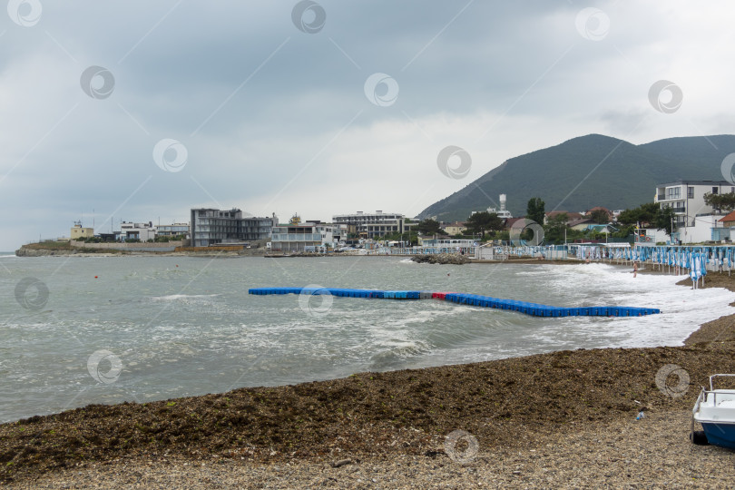 Скачать 24 августа 2025 года: пляж Мысхако в России с морской и курортной зоной, демонстрирующий прибрежный отдых, туристическую инфраструктуру и летнюю приморскую жизнь. фотосток Ozero