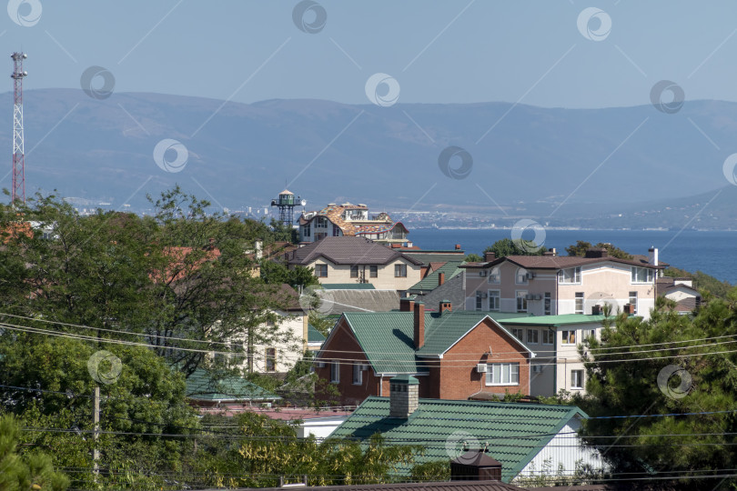 Скачать 12 августа 2025 года Вид сверху с горы Колдун на море и береговую линию в направлении курортного поселка Мысхако близ Новороссийска, Россия, на побережье Черного моря. Прибрежный ландшафт и береговая линия фотосток Ozero