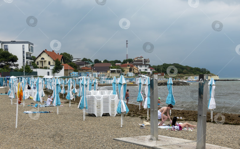 Скачать 24 августа 2025 года: пляж Мысхако в России с морской и курортной зоной, демонстрирующий прибрежный отдых, туристическую инфраструктуру и летнюю приморскую жизнь. фотосток Ozero