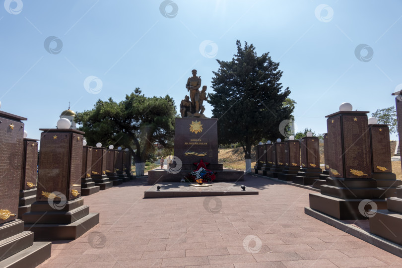 Скачать 24 августа 2025 года: Мемориал воинам Малой Земли в Мысхако, Россия, в честь солдат, сражавшихся во время Второй мировой войны, символизирующий память, историю и военное наследие. фотосток Ozero