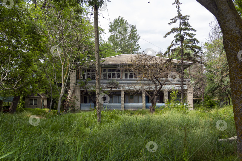 Скачать Старый заброшенный двухэтажный дом из белого кирпича, демонстрирующий ветхость, запущенность и архитектурные детали, представляющие собой городские руины и забытые жилые здания фотосток Ozero