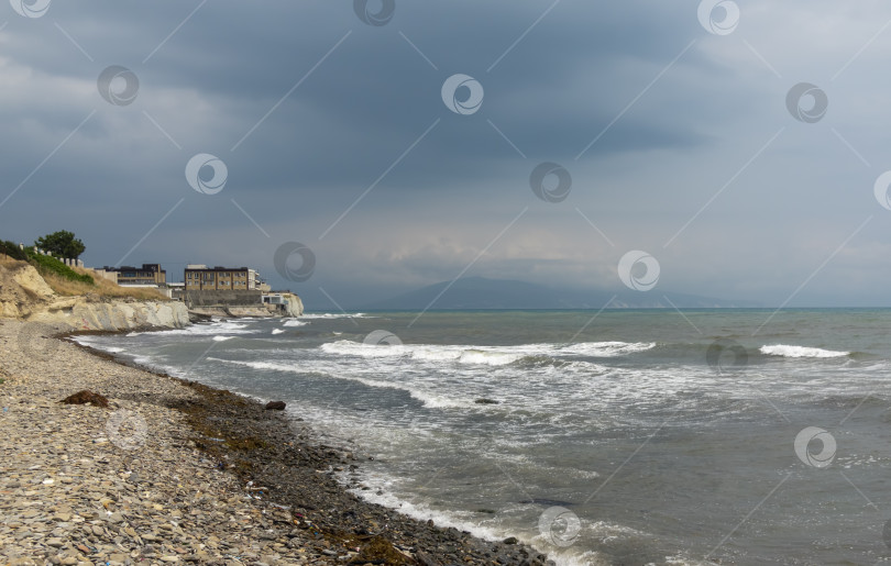 Скачать Пляж Мысхако в России с морем и курортной зоной, демонстрирующий прибрежный отдых, туристическую инфраструктуру и летнюю приморскую жизнь фотосток Ozero