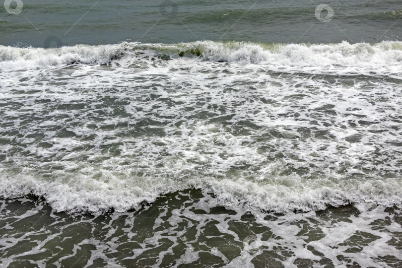 Скачать Бурное море с мощными волнами, белой пеной и сильным ветром, запечатлевающее потрясающую морскую погоду, силу природы и динамичную океанскую атмосферу фотосток Ozero
