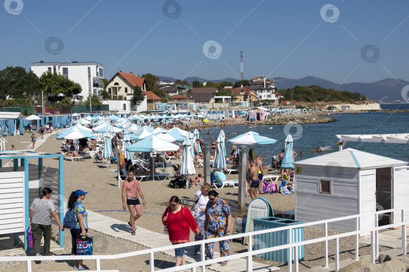 Скачать 24 августа 2025 года: пляж Мысхако в России с морской и курортной зоной, демонстрирующий прибрежный отдых, туристическую инфраструктуру и летнюю приморскую жизнь. фотосток Ozero