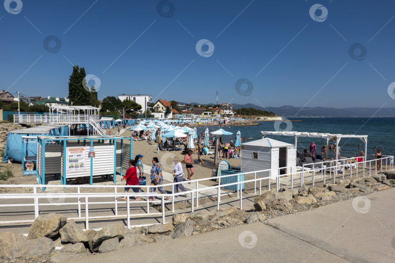 Скачать 24 августа 2025 года: пляж Мысхако в России с морской и курортной зоной, демонстрирующий прибрежный отдых, туристическую инфраструктуру и летнюю приморскую жизнь. фотосток Ozero