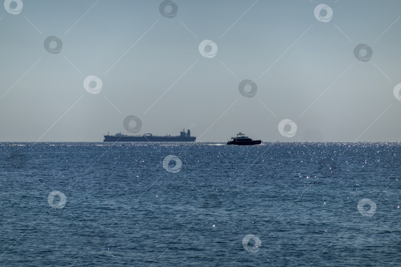 Скачать 24 августа 2025 года: Крупное грузовое судно заходит в порт Новороссийска, Россия, на Черном море, демонстрируя морской транспорт, промышленное судоходство и береговую инфраструктуру. фотосток Ozero