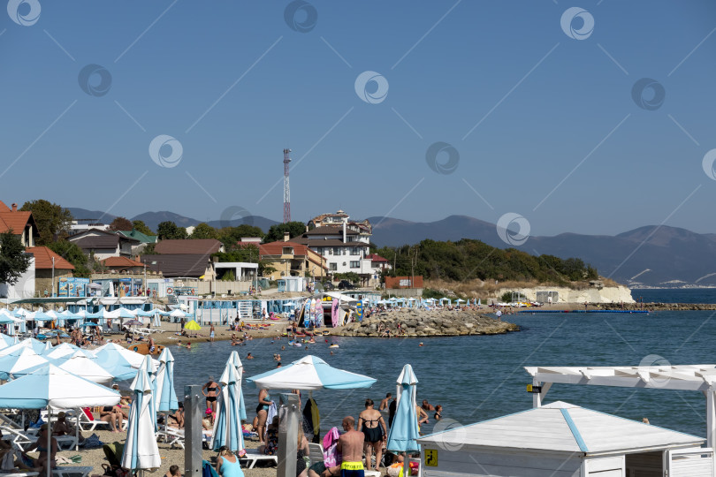 Скачать 24 августа 2025 года: пляж Мысхако в России с морской и курортной зоной, демонстрирующий прибрежный отдых, туристическую инфраструктуру и летнюю приморскую жизнь. фотосток Ozero