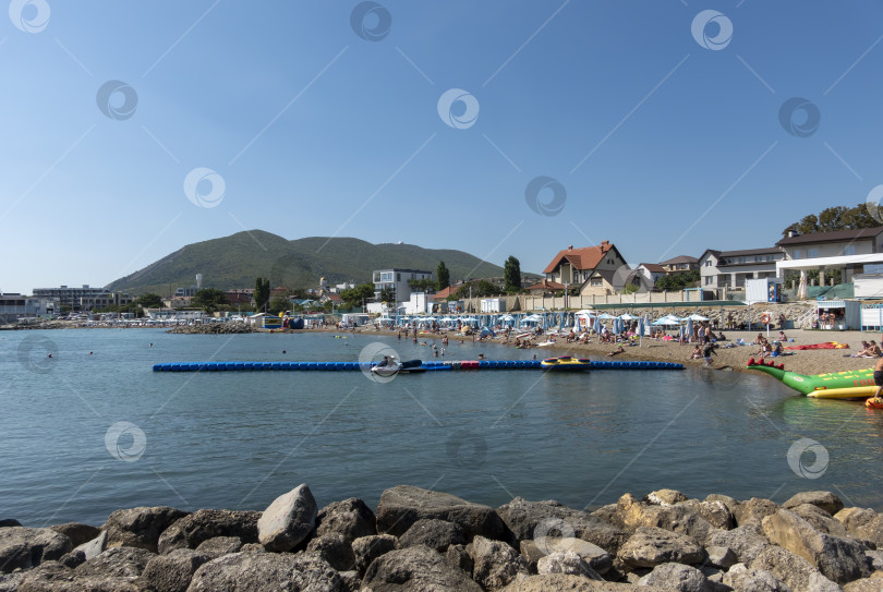 Скачать 24 августа 2025 года: пляж Мысхако в России с морской и курортной зоной, демонстрирующий прибрежный отдых, туристическую инфраструктуру и летнюю приморскую жизнь. фотосток Ozero