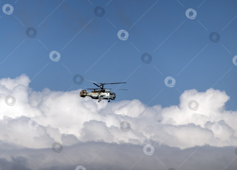 Скачать 21 августа 2025 года: Новороссийск, Россия: военный вертолет Ка-27 летит в небе на фоне облаков, демонстрируя действия морской авиации, воздушного патрулирования и обороны на побережье Черного моря. фотосток Ozero