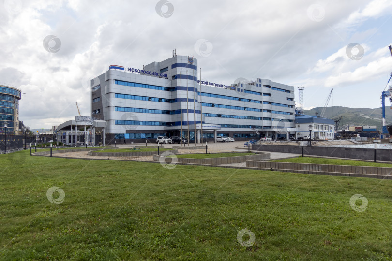 Скачать 22 августа 2025 года начнется строительство Новороссийского морского торгового порта в Новороссийске, Россия, на побережье Черного моря. Административное здание порта и морская инфраструктура фотосток Ozero