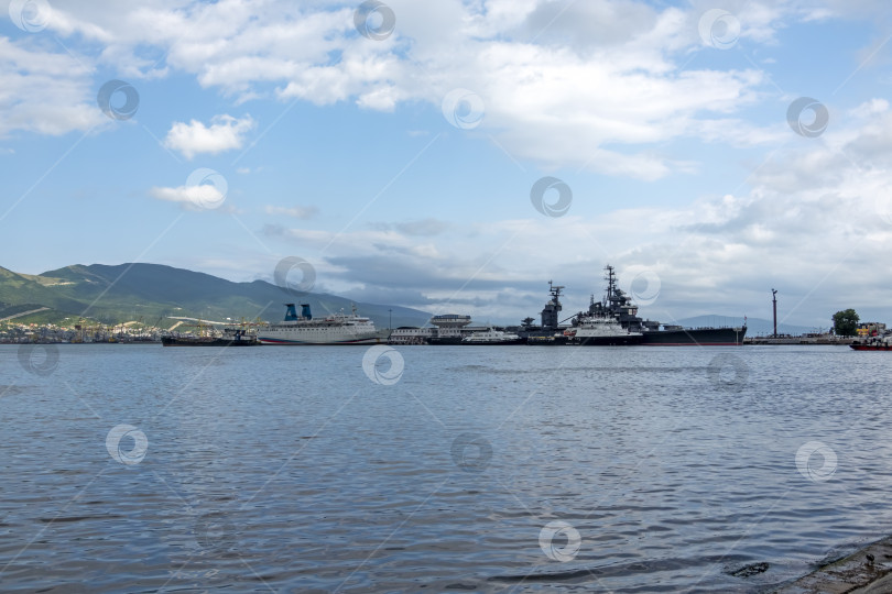 Скачать Новороссийск, Россия, 20 сентября 2025 года: Крейсер "Михаил Кутузов" пришвартовался в порту города. Историческое советское судно-музей проекта 68-бис фотосток Ozero