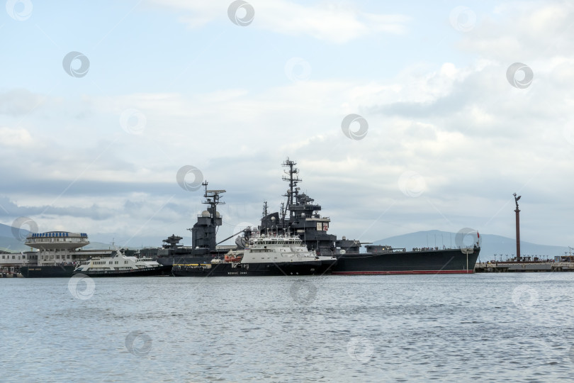 Скачать Новороссийск, Россия, 20 сентября 2025 года: Крейсер "Михаил Кутузов" пришвартовался в порту города. Историческое советское судно-музей проекта 68-бис фотосток Ozero
