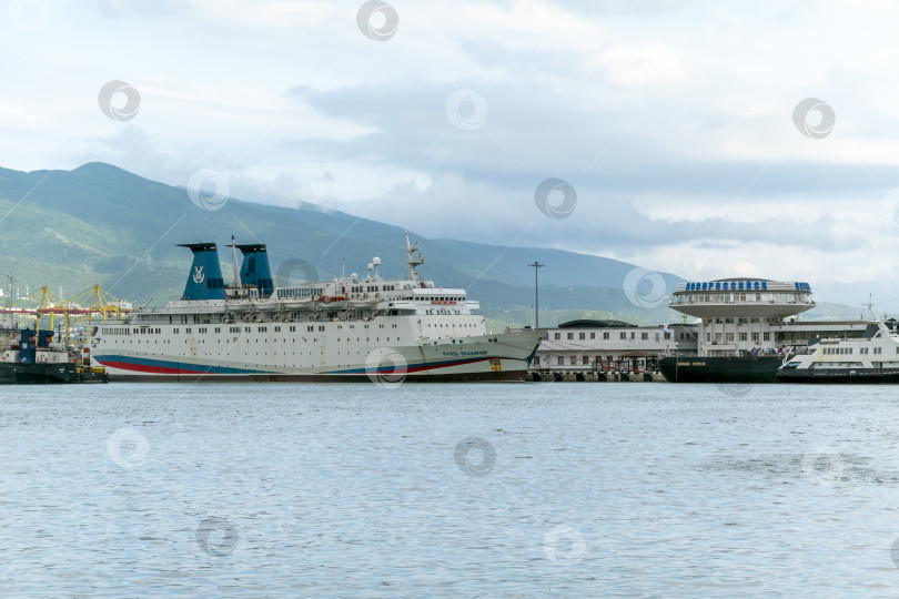 Скачать 22 августа 2025 года пассажирский теплоход "Князь Владимир" пришвартовался в порту Новороссийска, Россия, на побережье Черного моря. Речное и морское судно пришвартовано недалеко от гавани фотосток Ozero