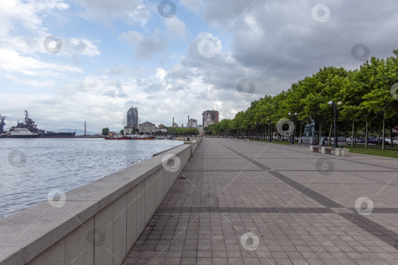 Скачать 24 августа 2025 года: Памятник докерам в Новороссийске, Россия, на набережной, посвященный труду в порту, морской индустрии и местной истории на побережье Черного моря. фотосток Ozero