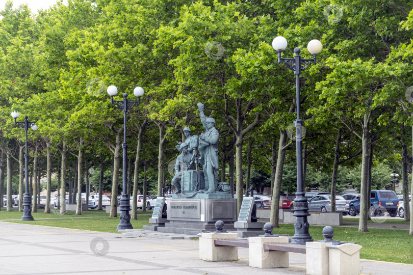 Скачать 24 августа 2025 года: Памятник докерам в Новороссийске, Россия, на набережной, посвященный труду в порту, морской отрасли и местной истории на побережье Черного моря. фотосток Ozero