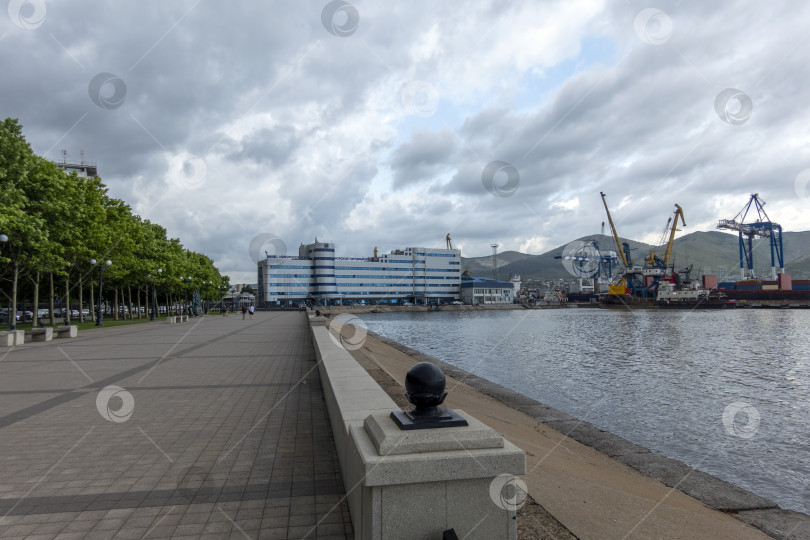 Скачать 22 августа 2025 года начнется строительство Новороссийского морского торгового порта в Новороссийске, Россия, на побережье Черного моря. Административное здание порта и морская инфраструктура фотосток Ozero