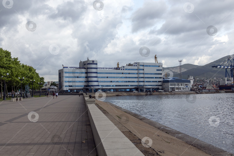 Скачать 22 августа 2025 года начнется строительство Новороссийского морского торгового порта в Новороссийске, Россия, на побережье Черного моря. Административное здание порта и морская инфраструктура фотосток Ozero