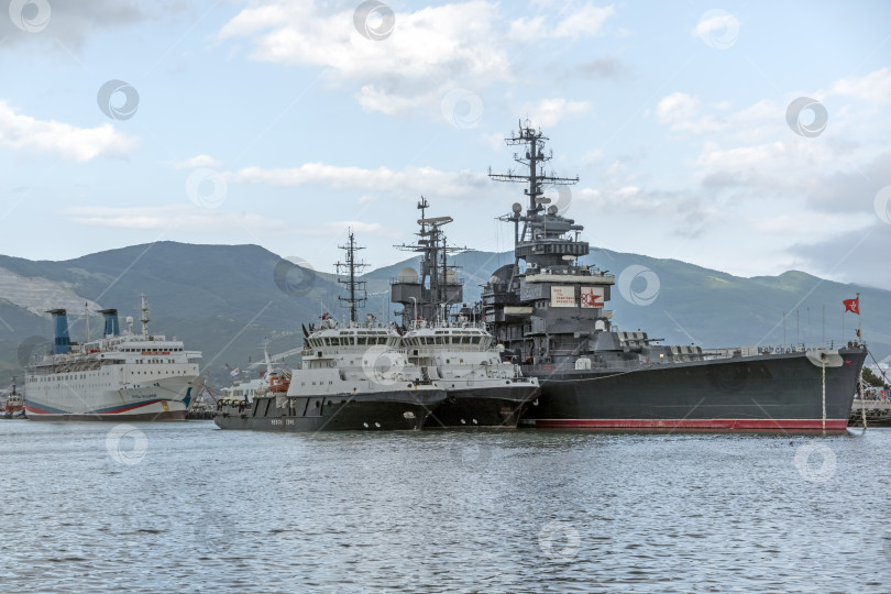 Скачать Новороссийск, Россия, 20 сентября 2025 года: Крейсер "Михаил Кутузов" пришвартовался в порту города. Историческое советское судно-музей проекта 68-бис фотосток Ozero