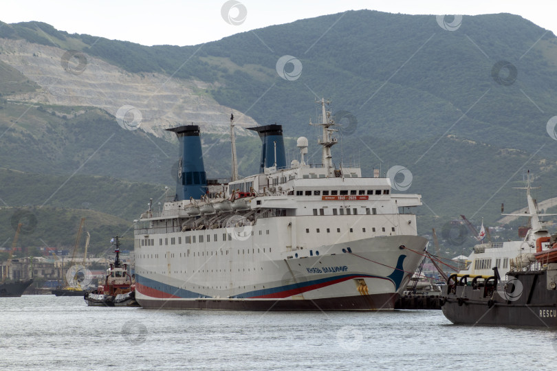 Скачать 22 августа 2025 года пассажирский теплоход "Князь Владимир" пришвартовался в порту Новороссийска, Россия, на побережье Черного моря. Речное и морское судно пришвартовано недалеко от гавани фотосток Ozero