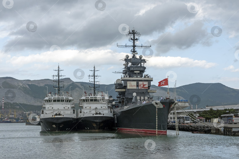 Скачать Новороссийск, Россия, 20 сентября 2025 года: Крейсер "Михаил Кутузов" пришвартовался в порту города. Историческое советское судно-музей проекта 68-бис фотосток Ozero