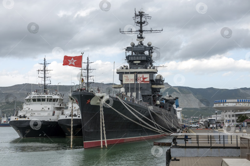 Скачать Новороссийск, Россия, 20 сентября 2025 года: Крейсер "Михаил Кутузов" пришвартовался в порту города. Историческое советское судно-музей проекта 68-бис фотосток Ozero