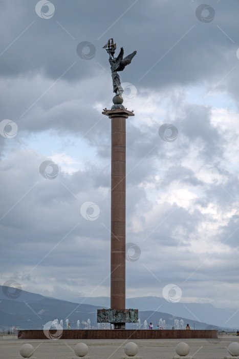 Скачать 22 августа 2025 года площадь с памятной стелой перед Морским терминалом в Новороссийске, Россия, на побережье Черного моря. Городское общественное пространство и морская достопримечательность фотосток Ozero