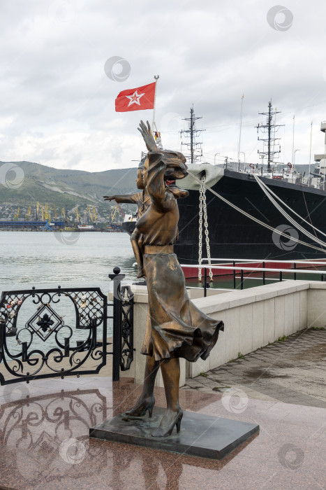Скачать 22 августа 2025 года памятник жене моряка на площади в Новороссийске, Россия, на побережье Черного моря. Общественный мемориал и художественная скульптура фотосток Ozero