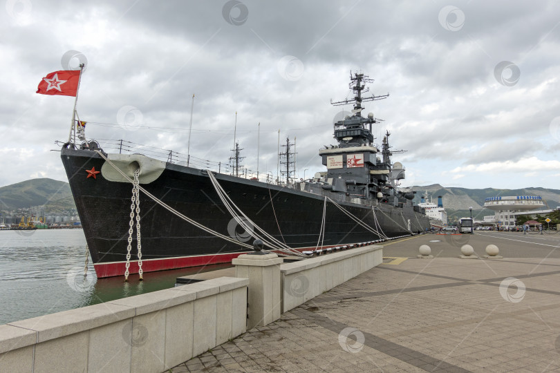 Скачать Новороссийск, Россия, 20 сентября 2025 года: Крейсер "Михаил Кутузов" пришвартовался в порту города. Историческое советское судно-музей проекта 68-бис фотосток Ozero