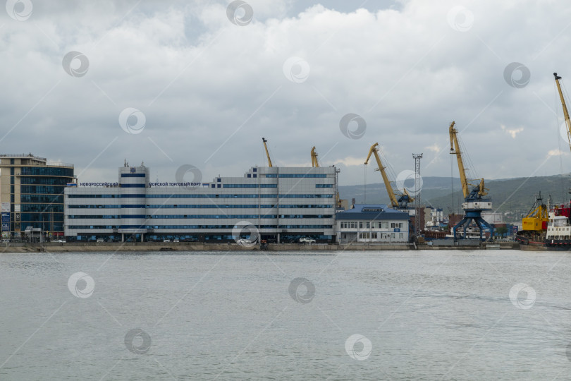 Скачать 22 августа 2025 года начнется строительство Новороссийского морского торгового порта в Новороссийске, Россия, на побережье Черного моря. Административное здание порта и морская инфраструктура фотосток Ozero