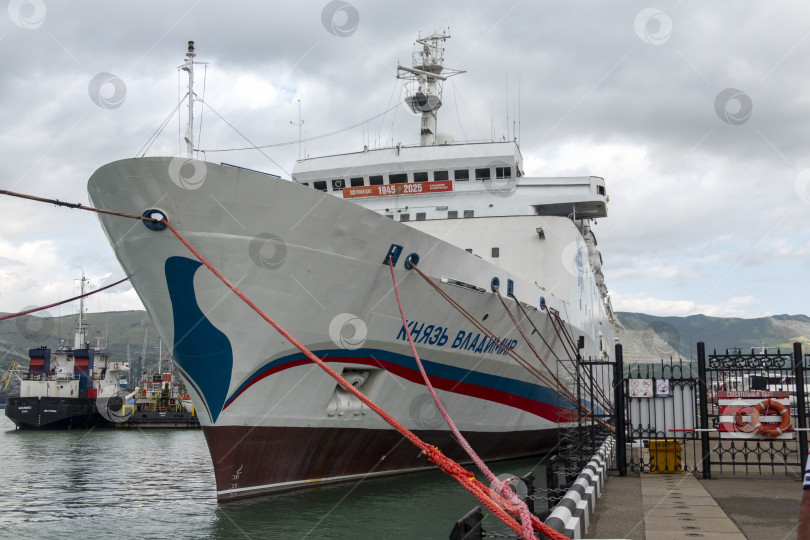 Скачать 22 августа 2025 года пассажирский теплоход "Князь Владимир" пришвартовался в порту Новороссийска, Россия, на побережье Черного моря. Речное и морское судно пришвартовано недалеко от гавани фотосток Ozero