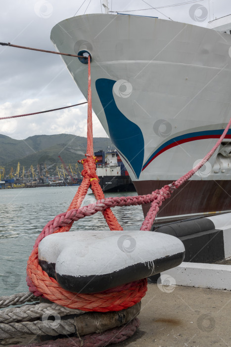 Скачать 22 августа 2025 года пассажирский теплоход "Князь Владимир" пришвартовался в порту Новороссийска, Россия, на побережье Черного моря. Речное и морское судно пришвартовано недалеко от гавани фотосток Ozero