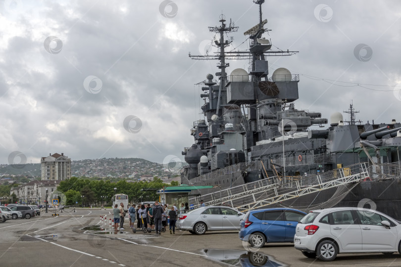 Скачать Новороссийск, Россия, 20 сентября 2025 года: Крейсер "Михаил Кутузов" пришвартовался в порту города. Историческое советское судно-музей проекта 68-бис фотосток Ozero