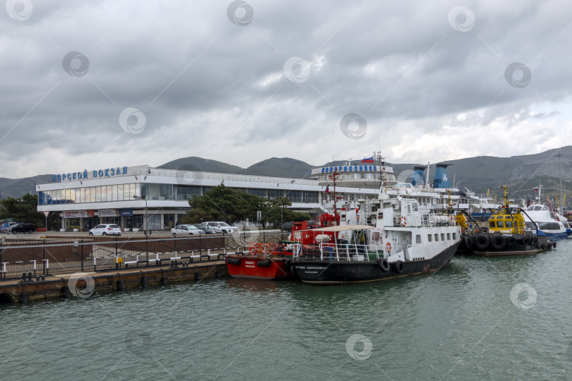 Скачать 22 августа 2025 года в Новороссийске открылся морской терминал на Черноморском побережье России. Историческое здание порта с морской инфраструктурой фотосток Ozero