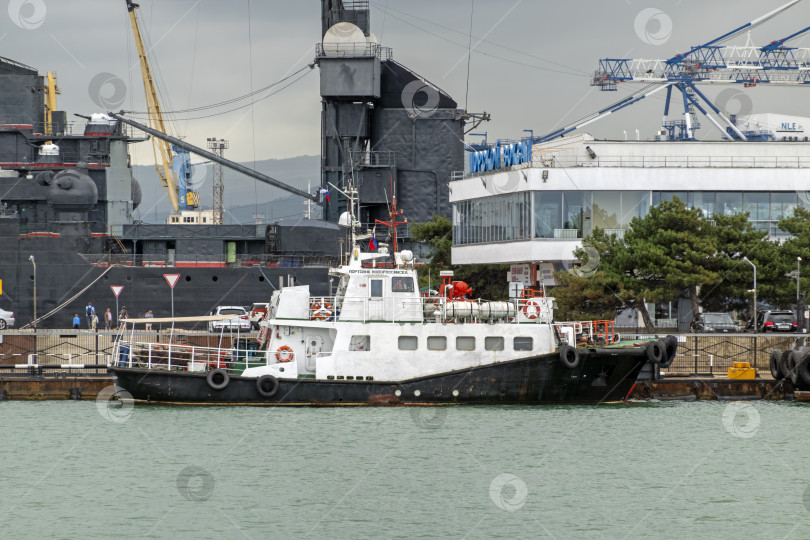 Скачать 24 августа 2025 года: Новороссийск, Россия: Морское судно "Портовик Новороссийская" пришвартовалось к морскому пассажирскому терминалу, демонстрируя активность порта и морские перевозки фотосток Ozero